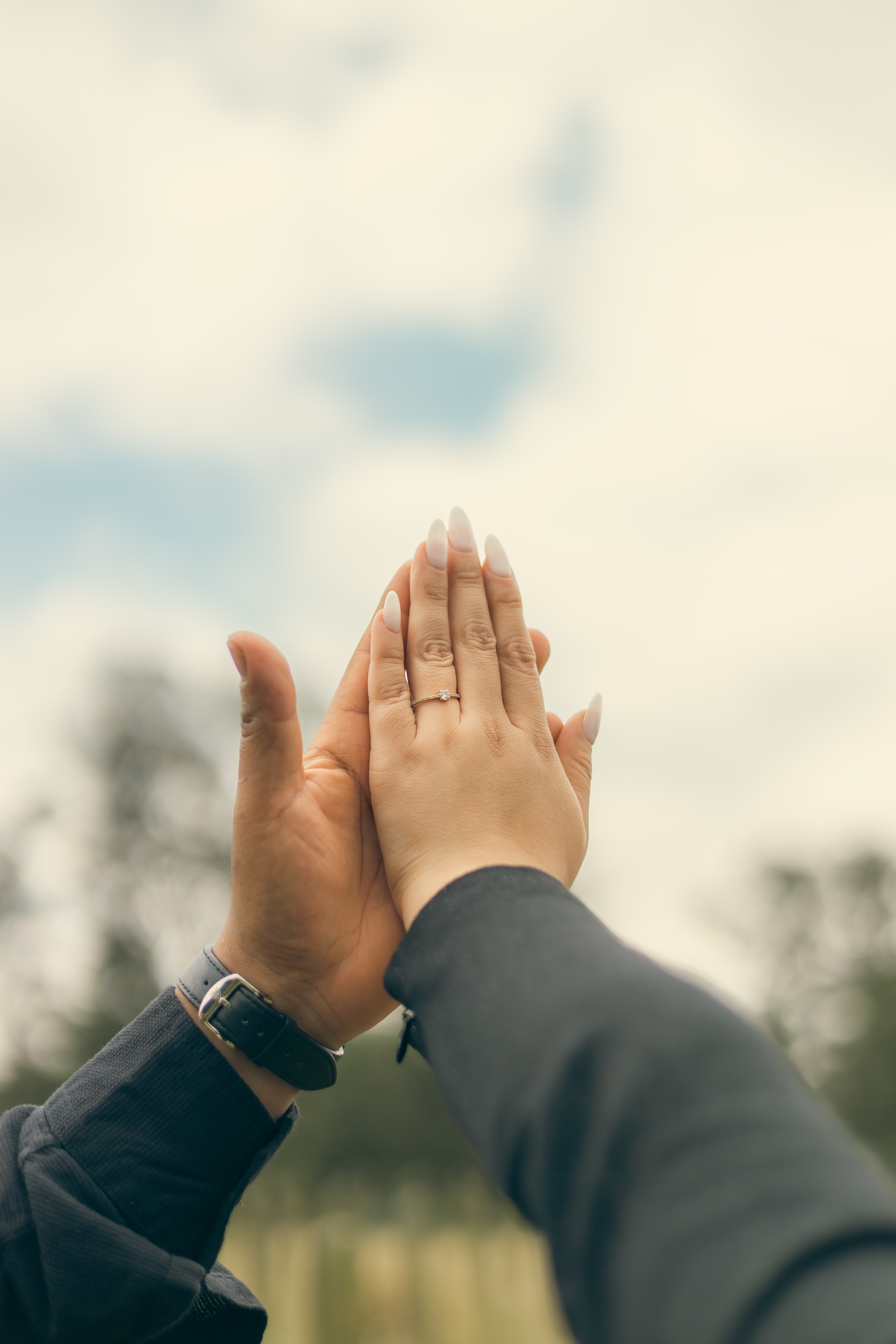 Pareja de novios sonriendo