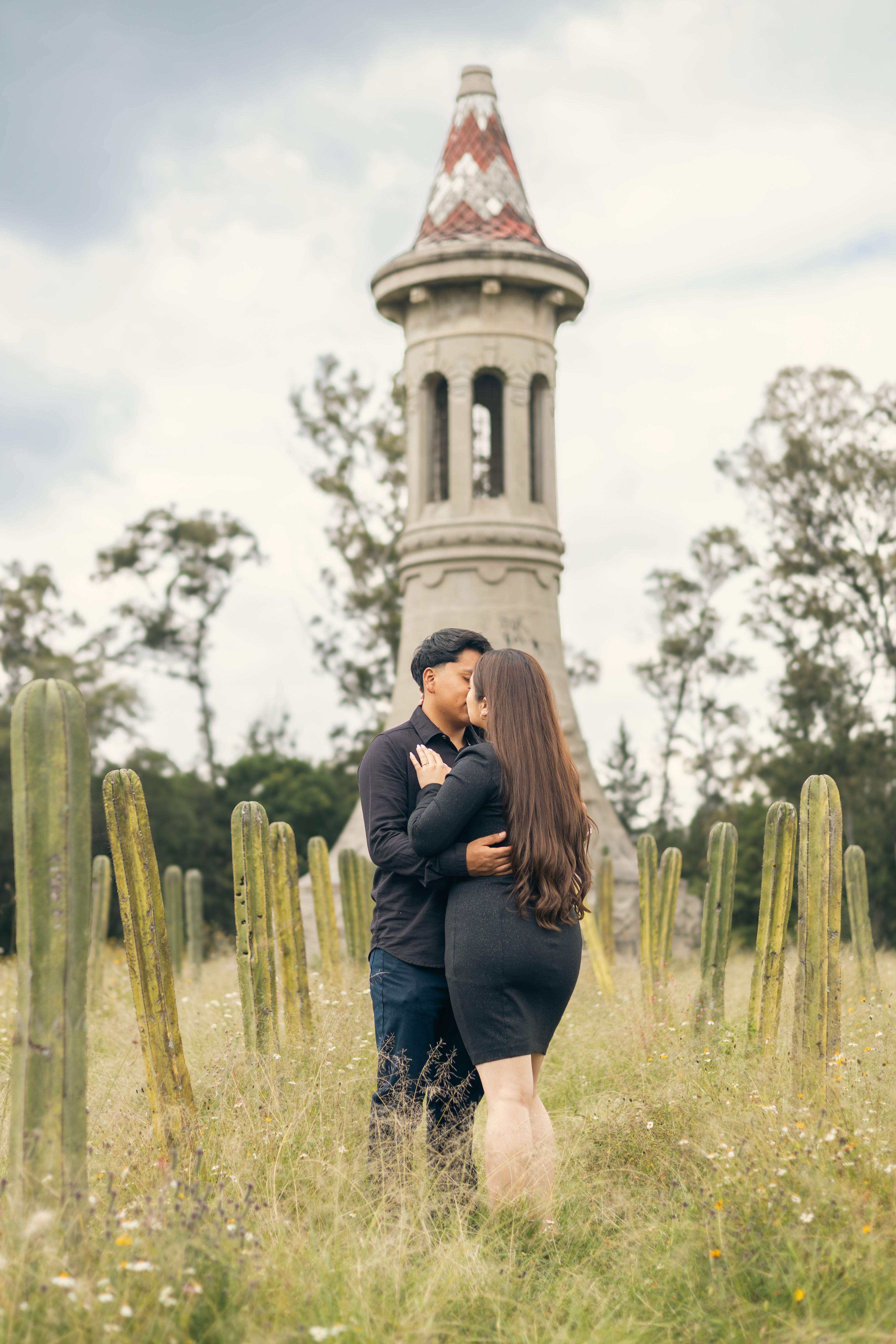 Novios abrazados en la playa