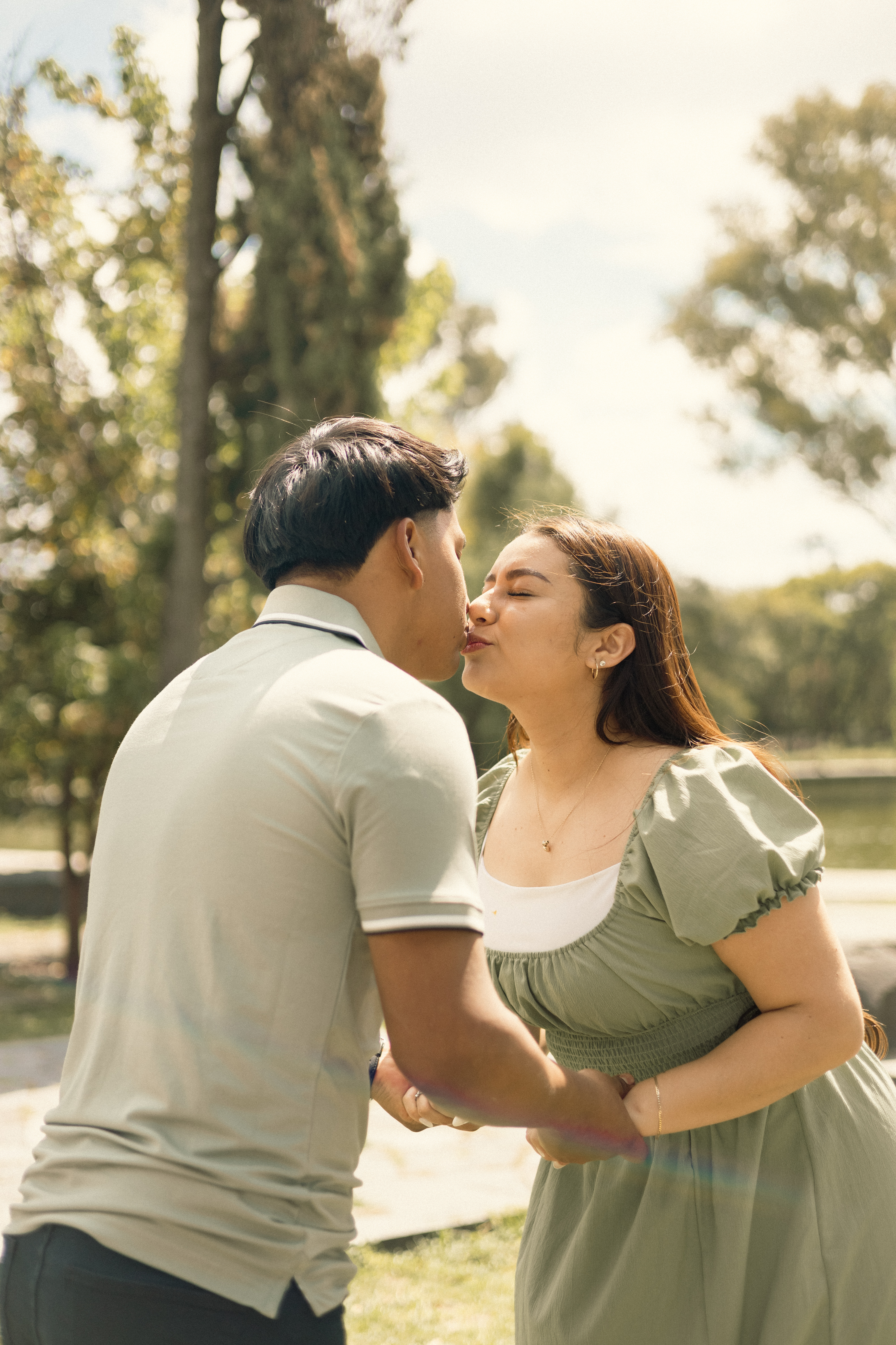Novia mostrando su anillo de compromiso