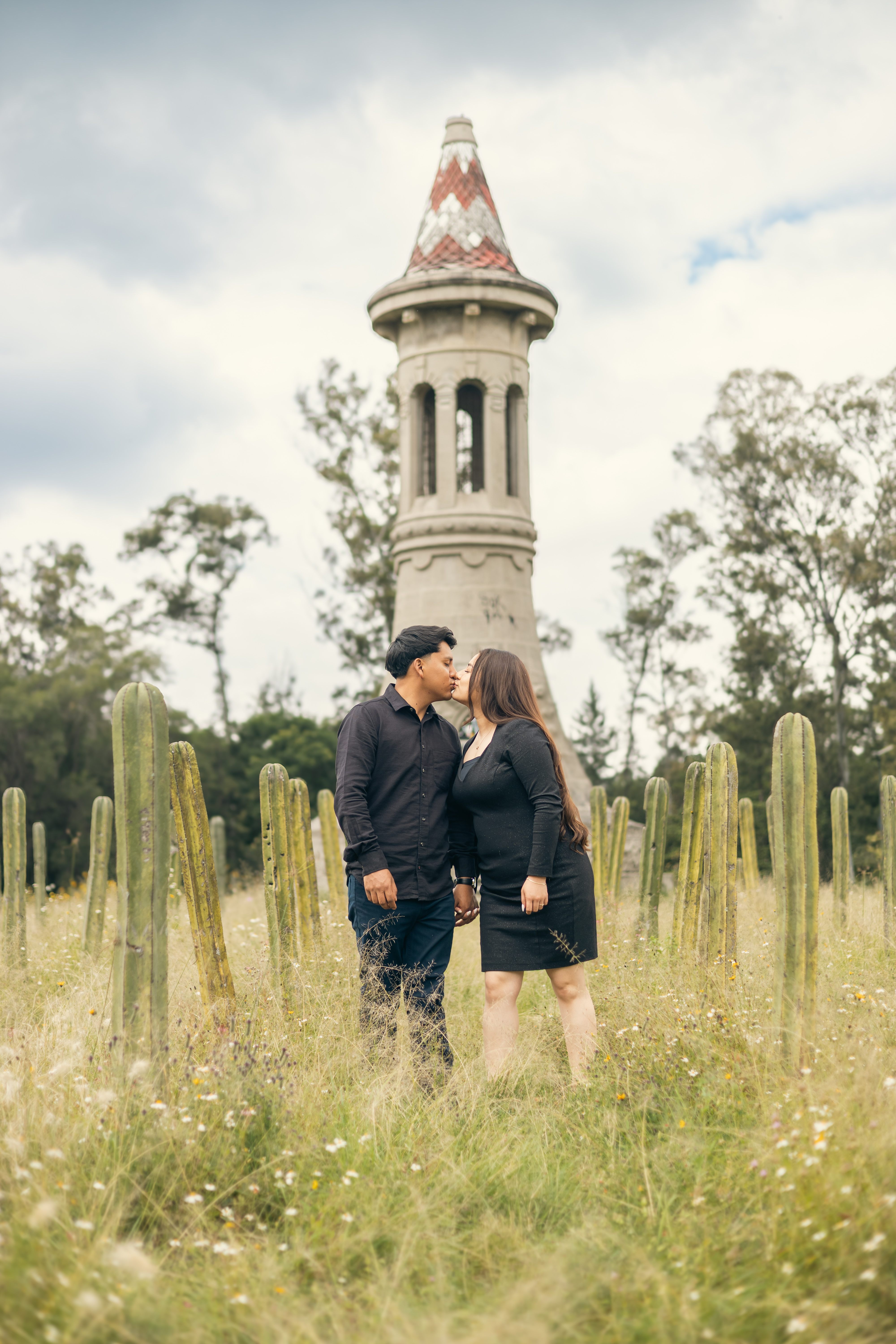 Pareja de novios caminando de la mano